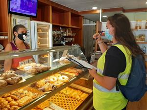 Agents cívics de Sant Pere de Ribes treballen en una campanya de millora de la recollida de residus als comerços