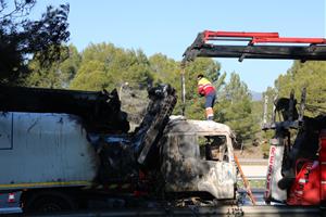 Aixequen la recomanació de confinament a Banyeres del Penedès en cas de notar el fum d'un camió incendiat