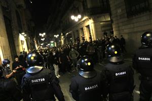 Aldarulls, enfrontaments i càrregues entre contraris a les restriccions per la covid-19 i els Mossos a Barcelona