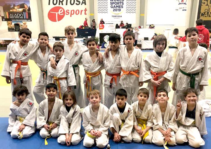Alguns dels alumnes de l'Escola de Judo Vilafranca a Tortosa. Eix
