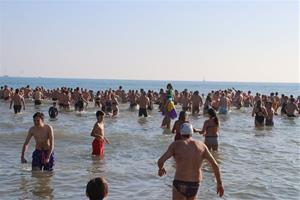 Alta participació, bon temps i màxima expectació al primer bany de l'any a Vilanova i la Geltrú