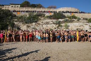 Alta participació, bon temps i màxima expectació al primer bany de l'any a Vilanova i la Geltrú