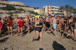 Alta participació, bon temps i màxima expectació al primer bany de l'any a Vilanova i la Geltrú