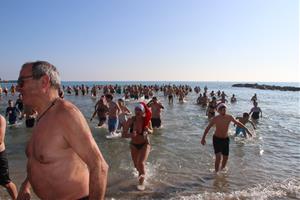 Alta participació, bon temps i màxima expectació al primer bany de l'any a Vilanova i la Geltrú