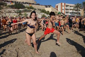 Alta participació, bon temps i màxima expectació al primer bany de l'any a Vilanova i la Geltrú. Maite Gomà