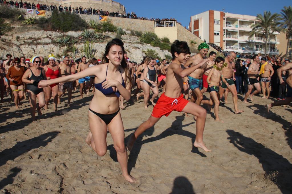 Alta participació, bon temps i màxima expectació al primer bany de l'any a Vilanova i la Geltrú. Maite Gomà