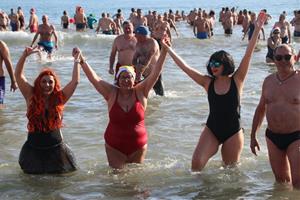 Alta participació, bon temps i màxima expectació al primer bany de l'any a Vilanova i la Geltrú