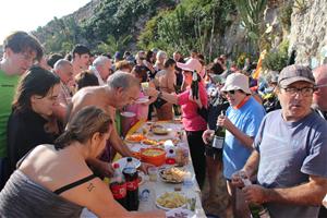 Alta participació, bon temps i màxima expectació al primer bany de l'any a Vilanova i la Geltrú