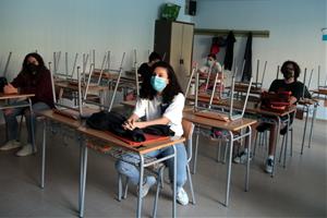 Alumnes de 4t d'ESO de l'INS Josep Lladonosa de Lleida, en el retorn a classe, el 8 de juny del 2020. ACN