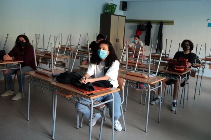 Alumnes de 4t d'ESO de l'INS Josep Lladonosa de Lleida, en el retorn a classe, el 8 de juny del 2020. ACN