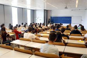 Alumnes d'esquenes en una classe a la Facultat d'Economia i Dret de la Universitat de Lleida per examinar-se dels primers exàmens de selectivitat. ACN