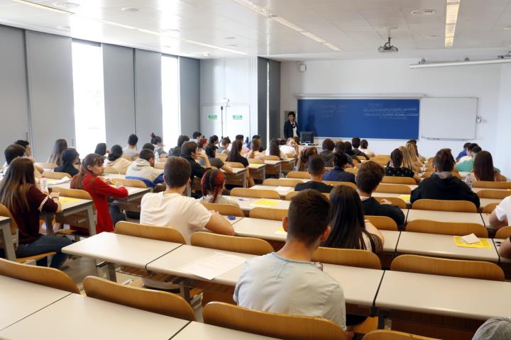 Alumnes d'esquenes en una classe a la Facultat d'Economia i Dret de la Universitat de Lleida per examinar-se dels primers exàmens de selectivitat. ACN