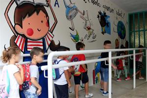 Alumnes entrant a l'escola. ACN / Jordi Marsal