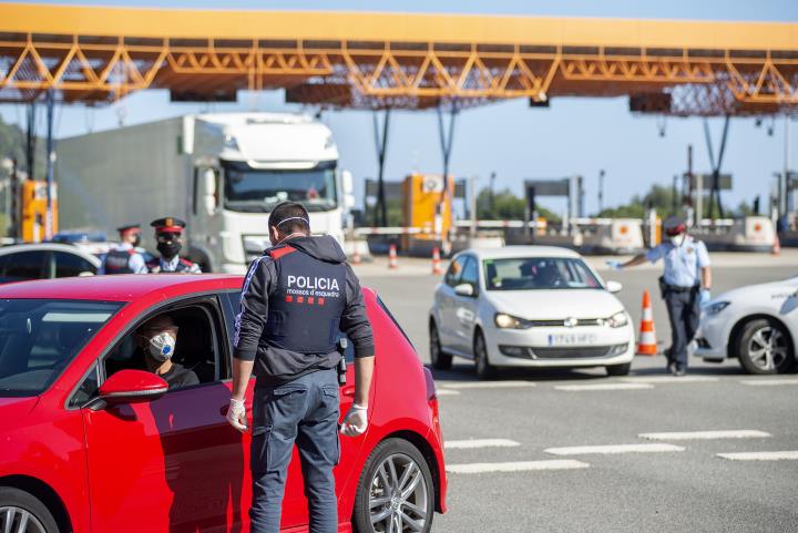 Ampli dispositiu dels Mossos d'Esquadra a les costes del Garraf per controlar el confinament durant la Setmana Santa. EIX