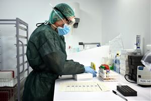 Anàlisi de proves de PCR per detectar la presència del coronavirus a la seu del Laboratori Clinic de l'ICS a Girona. ICS a Girona