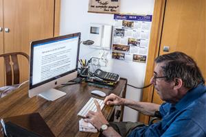 Antoni Monguilod, a l'ordinador de casa seva, on ha escrit la carta sobre el dret a l'eutanàsia. ACN