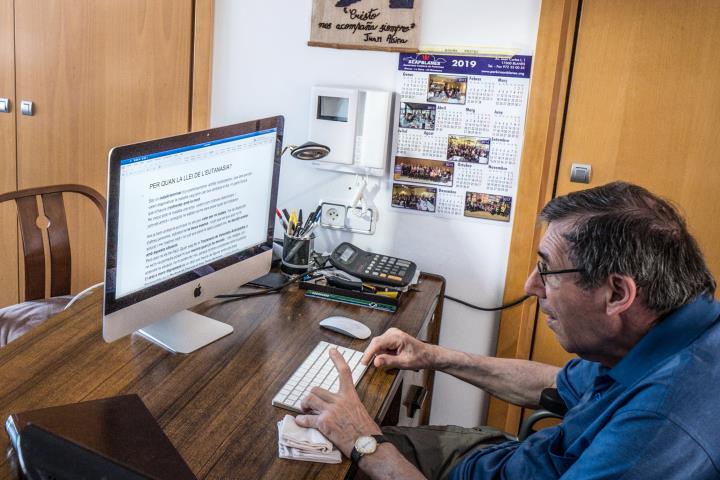 Antoni Monguilod, a l'ordinador de casa seva, on ha escrit la carta sobre el dret a l'eutanàsia. ACN