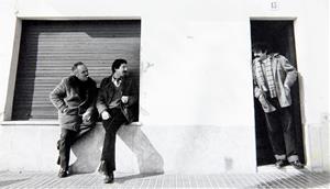 Armand Cardona i Torrandell, Francesc Burrull i Pere Tàpias al número 13 del passeig del Carme. Augusto Sánchez