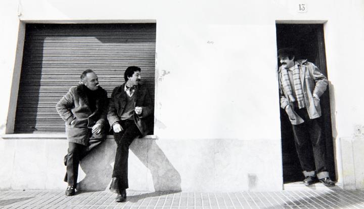 Armand Cardona i Torrandell, Francesc Burrull i Pere Tàpias al número 13 del passeig del Carme. Augusto Sánchez