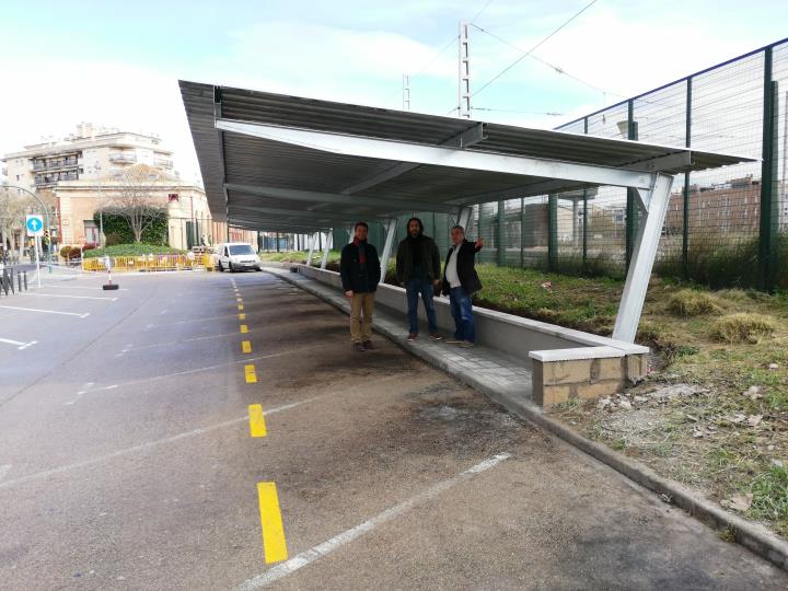 Arrangen l’aparcament de vehicles i la parada de taxis de l’estació de tren del Vendrell. Ajuntament del Vendrell