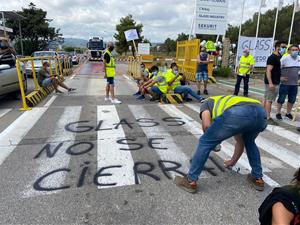 Assemblea de treballadors de Saint-Gobain a l'Arboç contra el tancament de la divisió Glass. Comitè de Saint-Gobain