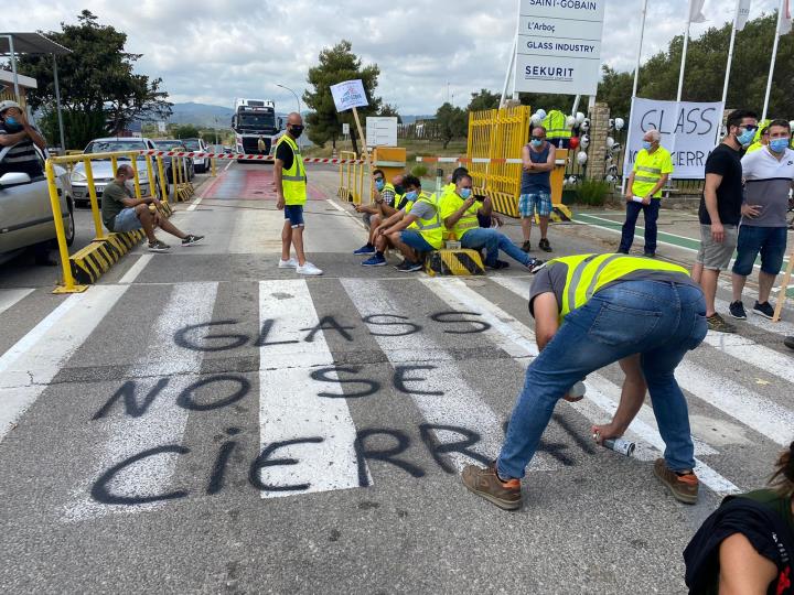 Assemblea de treballadors de Saint-Gobain a l'Arboç contra el tancament de la divisió Glass. Comitè de Saint-Gobain