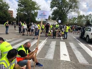 Assemblea de treballadors de Saint-Gobain a l'Arboç contra el tancament de la divisió Glass