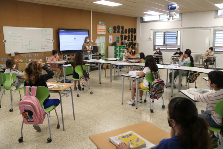 Aula de l'Escola Miquel Utrillo de Sitges, plena d'alumnes distanciats i amb mascaretes. ACN / Gemma Sánchez