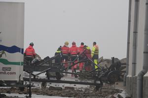 Bombers pentinant la costa de Palamós, el 22 de gener del 2020. ACN