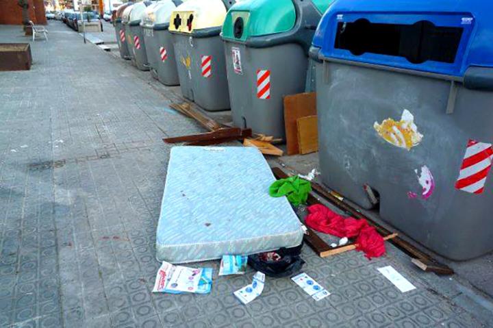 Brutícia al costat dels contenidors. Eix