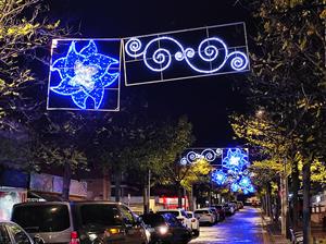 Calafell dona el tret de sortida a la campanya nadalenca amb l'encesa de llums als carrers