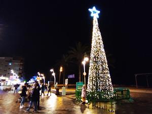 Calafell dona el tret de sortida a la campanya nadalenca amb l'encesa de llums als carrers