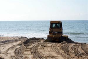 Calafell enllesteix les platges triplicant l'abocament habitual de sorra per pal·liar els efectes del Gloria. Ajuntament de Calafell