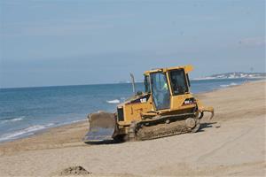 Calafell enllesteix les platges triplicant l'abocament habitual de sorra per pal·liar els efectes del Gloria