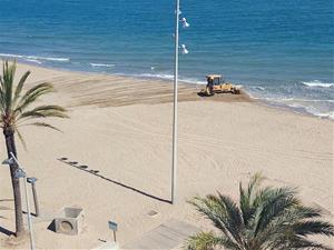 Calafell enllesteix les platges triplicant l'abocament habitual de sorra per pal·liar els efectes del Gloria