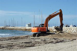 Calafell enllesteix les platges triplicant l'abocament habitual de sorra per pal·liar els efectes del Gloria