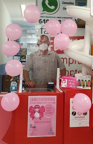 Calafell es vesteix de rosa contra el càncer de mama