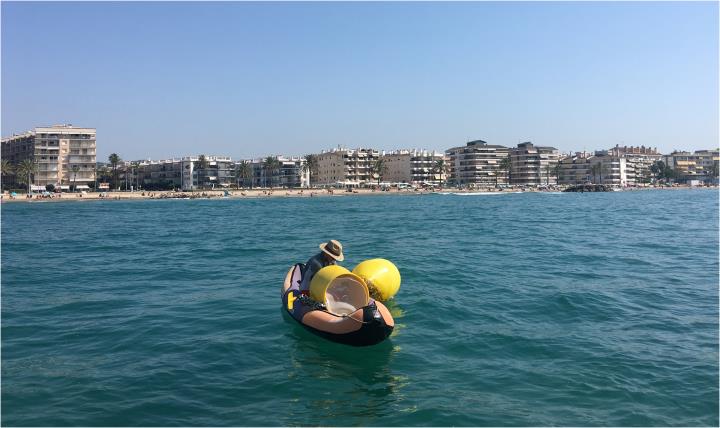 Calafell prova aquest estiu unes boies que filtren microplàstics de l’aigua del mar. Ajuntament de Calafell