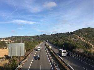 Imatge de Damià Calvet seguint les explicacions de les obres que s'estan fent al dic del Port de Vilanova el 10 de juliol de 2020. ACN