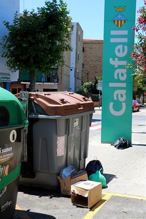 Calafell recull en un sol cap de setmana dotze tones de brossa fora dels contenidors