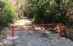 Calafell tanca al trànsit rodat el camí de la Rafela per aturar els abocaments il·legals de residus. Ajuntament de Calafell