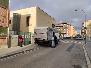 Camions descarregant al carrer Canigó 