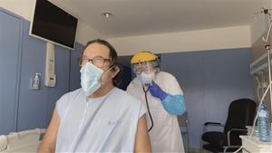 Captura de pantalla d'una metgessa auscultant els pulmons de Josep Inglada, pacient de l'hospital del Vendrell amb covid-19. ACN