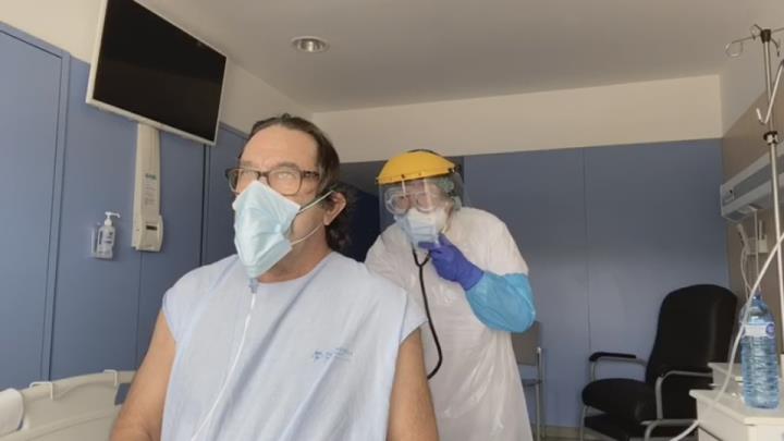 Captura de pantalla d'una metgessa auscultant els pulmons de Josep Inglada, pacient de l'hospital del Vendrell amb covid-19. ACN