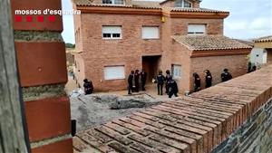 Captura d'imatge de l'entrada dels Mossos d'Esquadra al domicili dels presumptes lladres del Vendrell el 17 d'abril del 2020. Mossos d'Esquadra