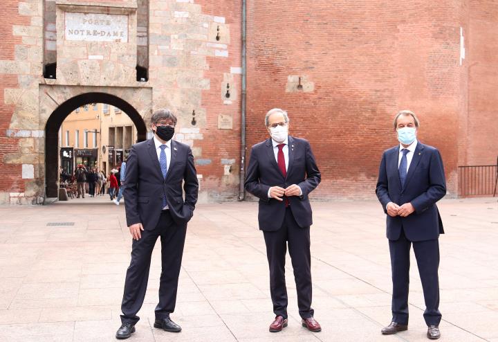 Carles Puigdemont, Quim Torra i Artur Mas davant del Castellet de Perpinyà. ACN / Aleix Freixas