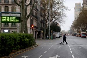 Cartell de mobilitat restringida a la plaça Urquinaona de Barcelona durant l'estat d'alarma. ACN / Mar Vila