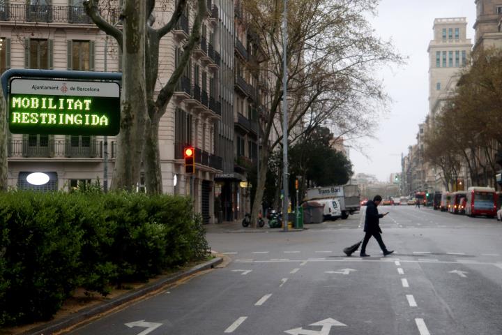 Cartell de mobilitat restringida a la plaça Urquinaona de Barcelona durant l'estat d'alarma. ACN / Mar Vila