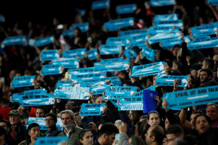 Cartells amb el lema 'Spain, sit and talk' del Tsunami Democràtic a l'inici del clàssic al Camp Nou, el 18 de desembre del 2019. Reuters