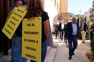 Cartells reivindicatius amb que els representants sindicals d'ensenyament han rebut el conseller Josep Bargalló. ACN / Anna Ferràs